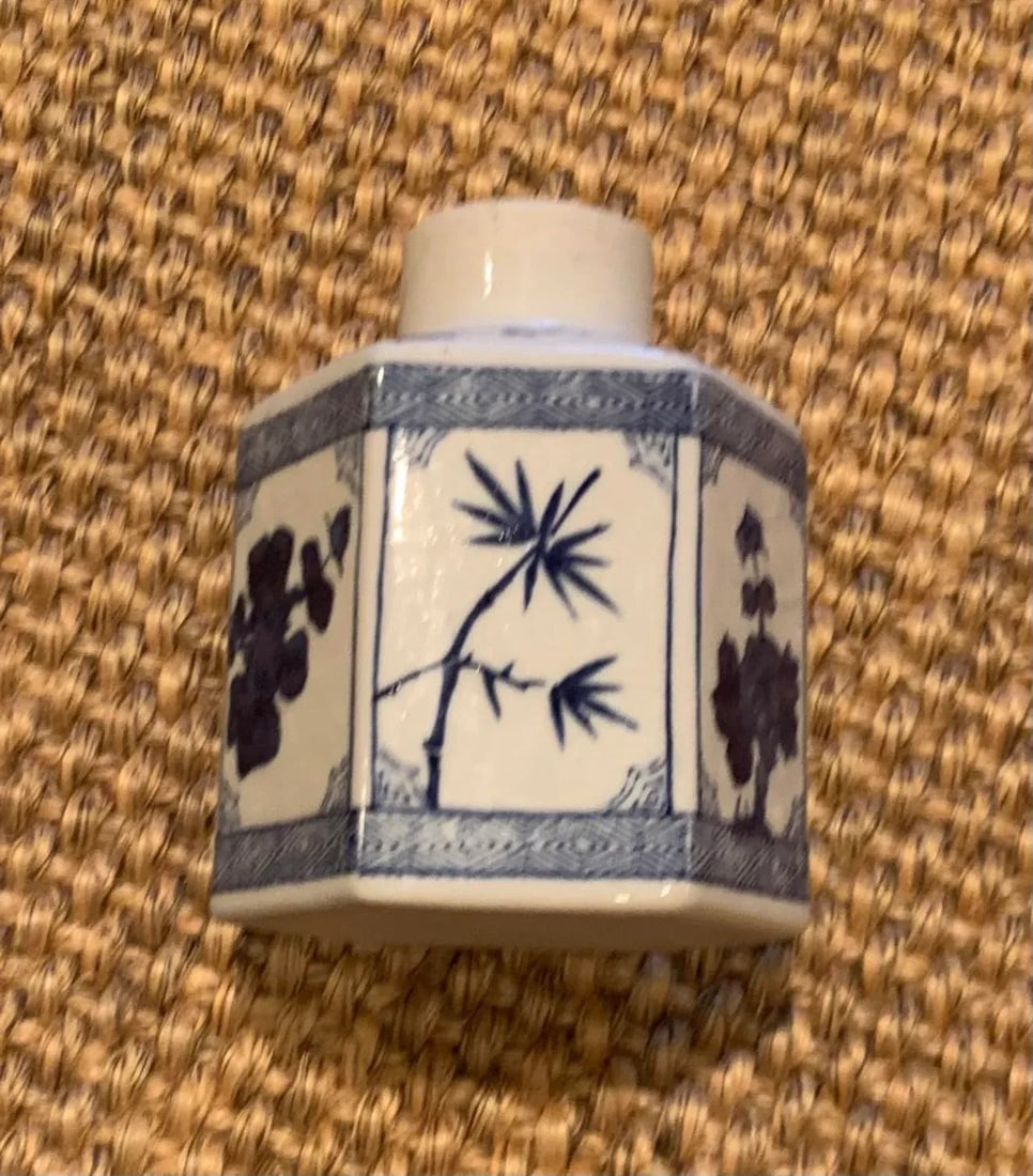 1950s Small Blue and White Japanese Hexagon Vase - 7