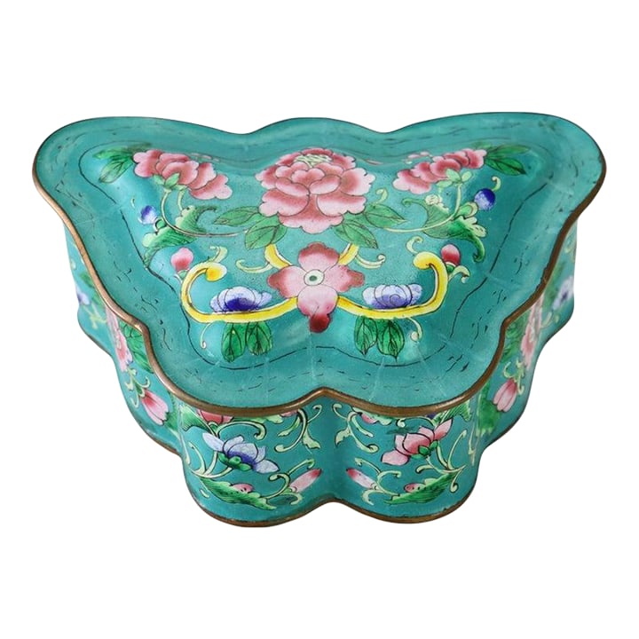 Antique Chinese Cloisonne Enameled Butterfly Shaped Trinket Box C1920: An antique Chinese cloisonné enameled trinket box, dating to approximately 1920, meticulously crafted in the distinctive form of a butterfly. This decorative box showcases the intricate cloisonn&