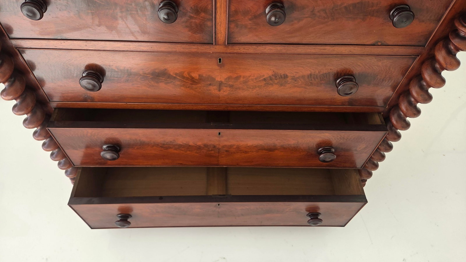 Antique Victorian Mahogany Chest of Drawers (Scotch Chest) Likely From 1850-1870s With Barley Twist - 15