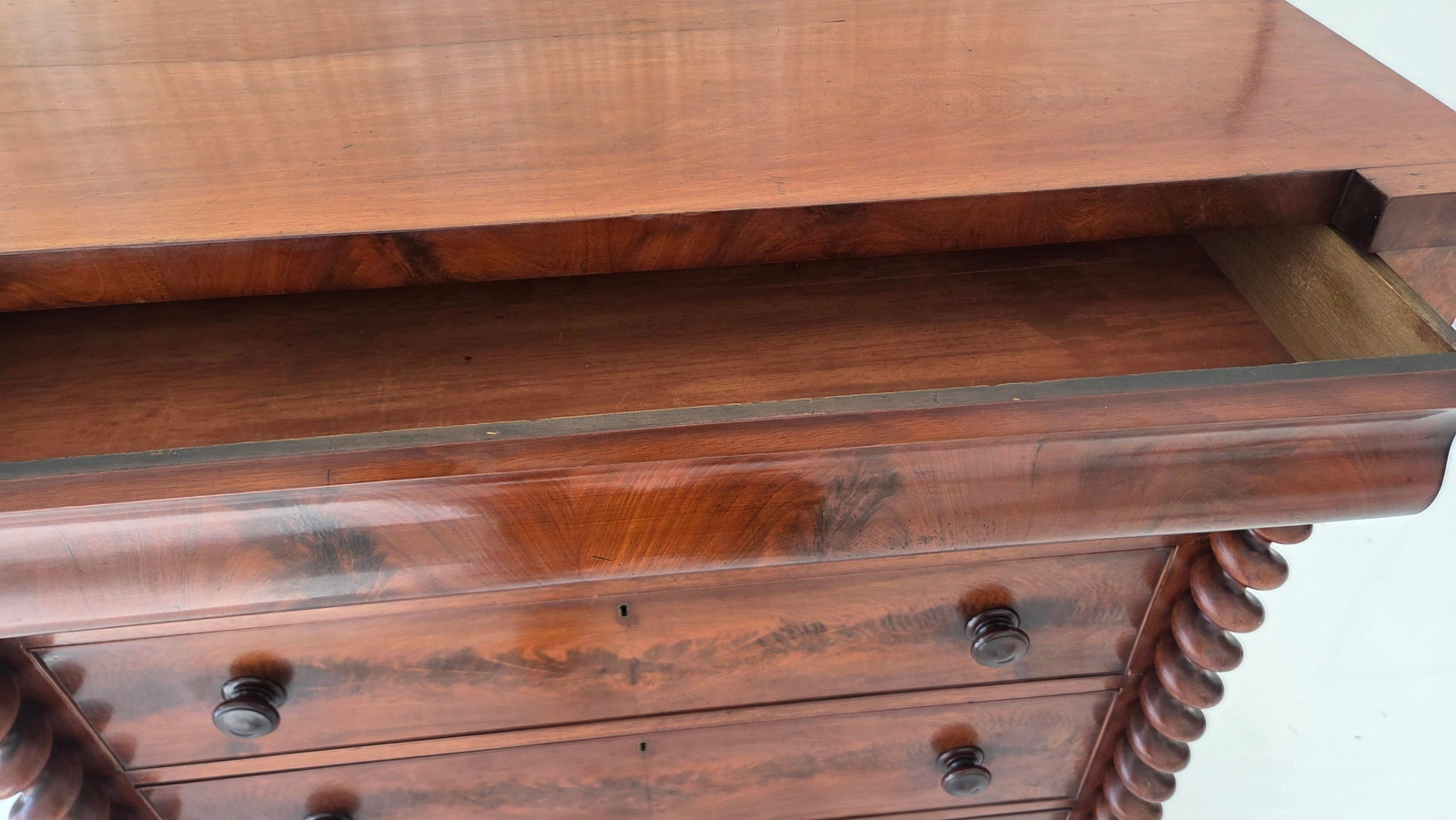 Antique Victorian Mahogany Chest of Drawers (Scotch Chest) Likely From 1850-1870s With Barley Twist - 8