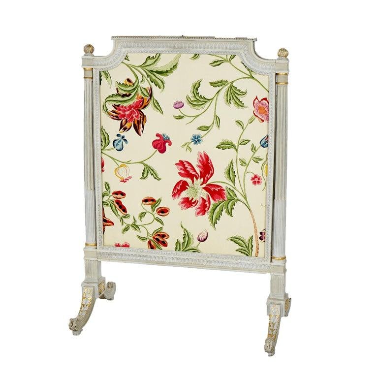 French Louis XVI Style White & Gilt Fire Screen With Floral Fabric, 20th C - 4