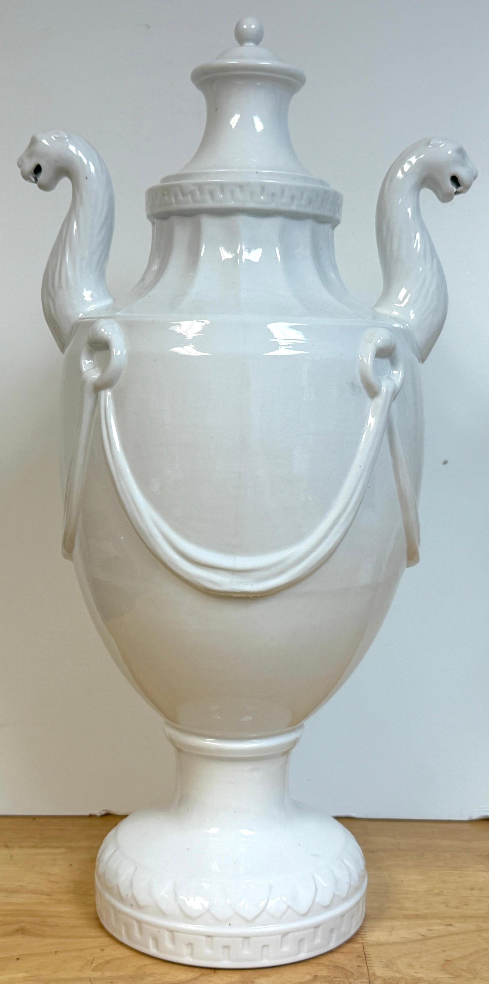 Pair Neoclassical Blanc de Chine Porcelain Urns, Attributed Nymphenburg, 20th C. - 15
