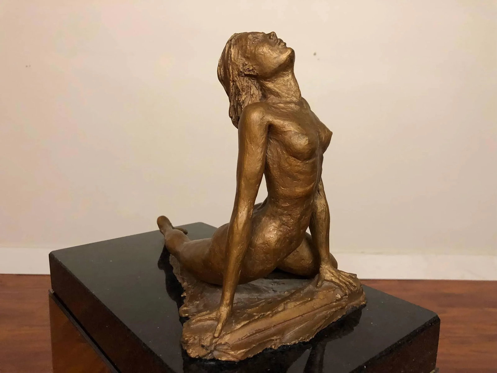 Female Nude Sculpture on a Mirrored Pedestal - 10