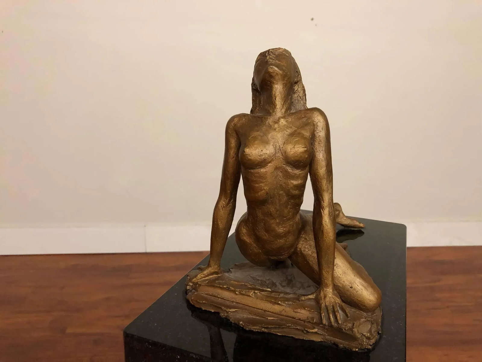 Female Nude Sculpture on a Mirrored Pedestal - 3
