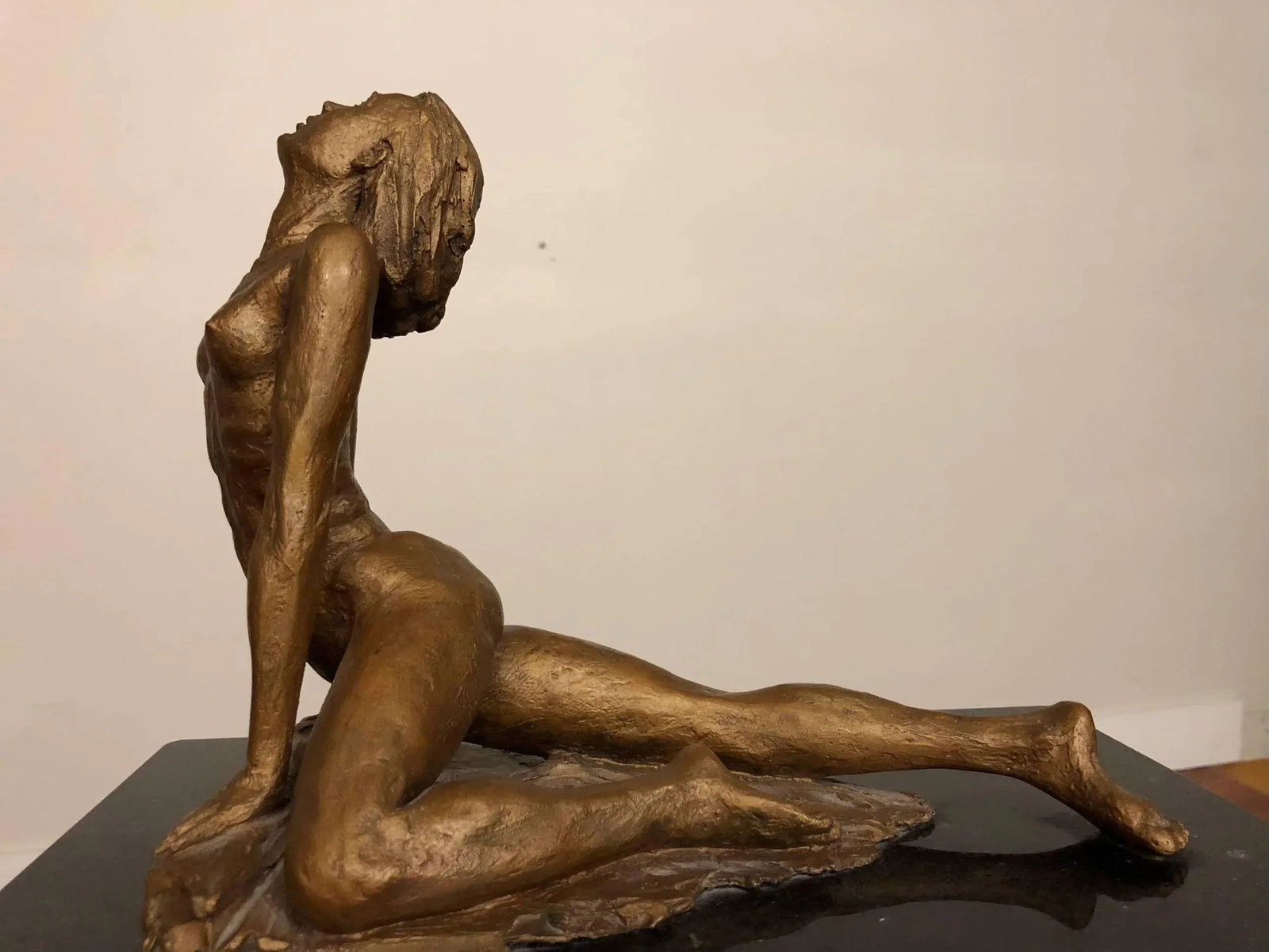 Female Nude Sculpture on a Mirrored Pedestal - 4