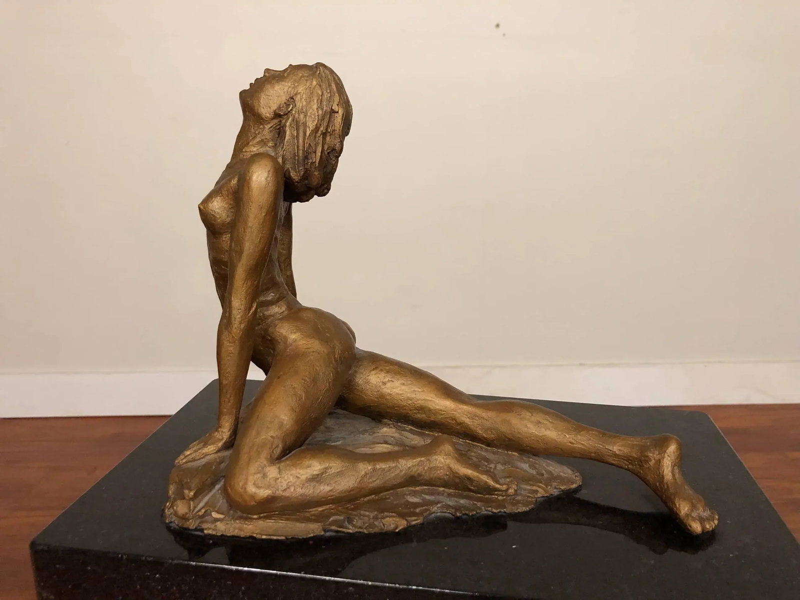 Female Nude Sculpture on a Mirrored Pedestal - 7