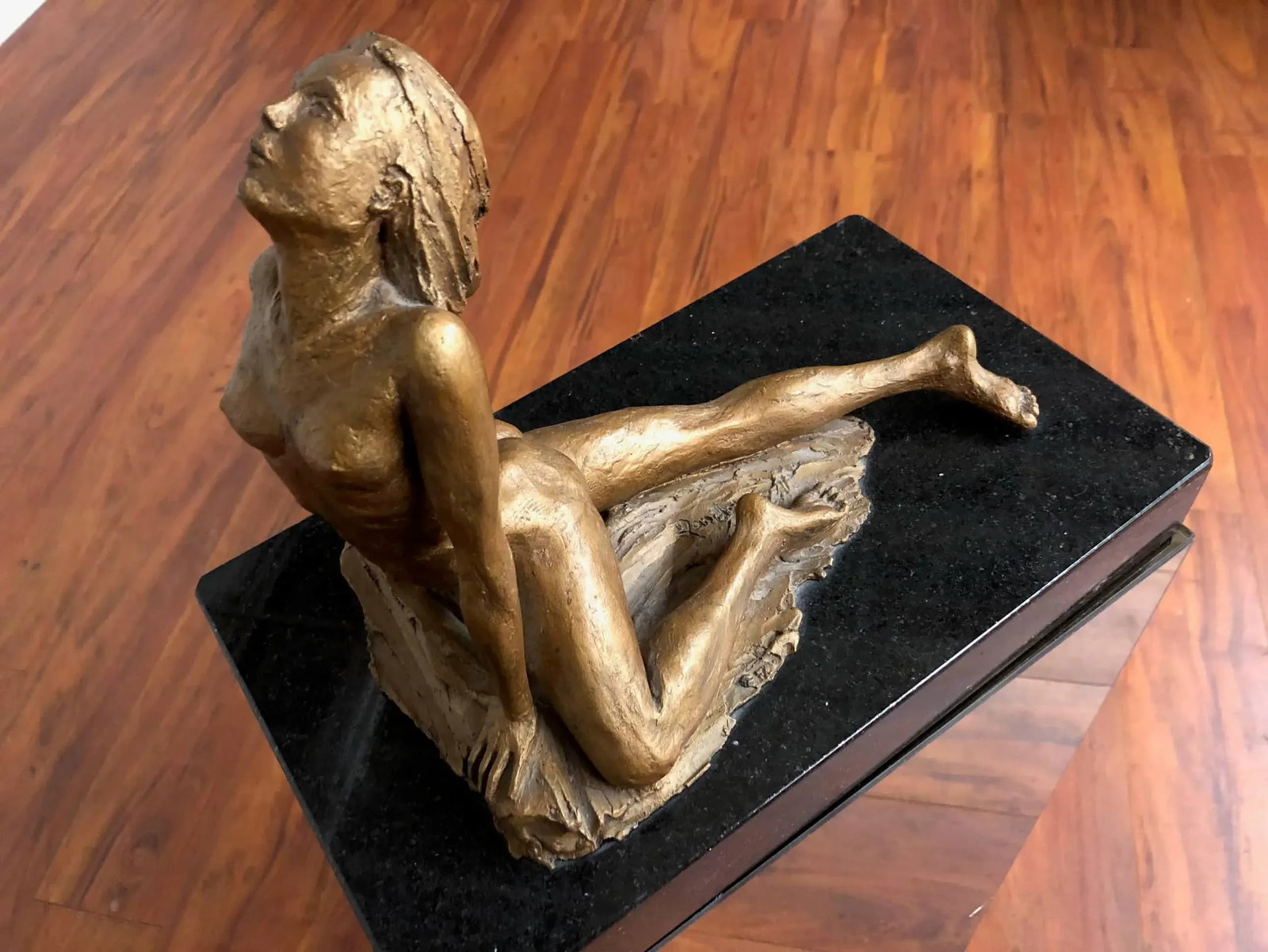 Female Nude Sculpture on a Mirrored Pedestal - 9