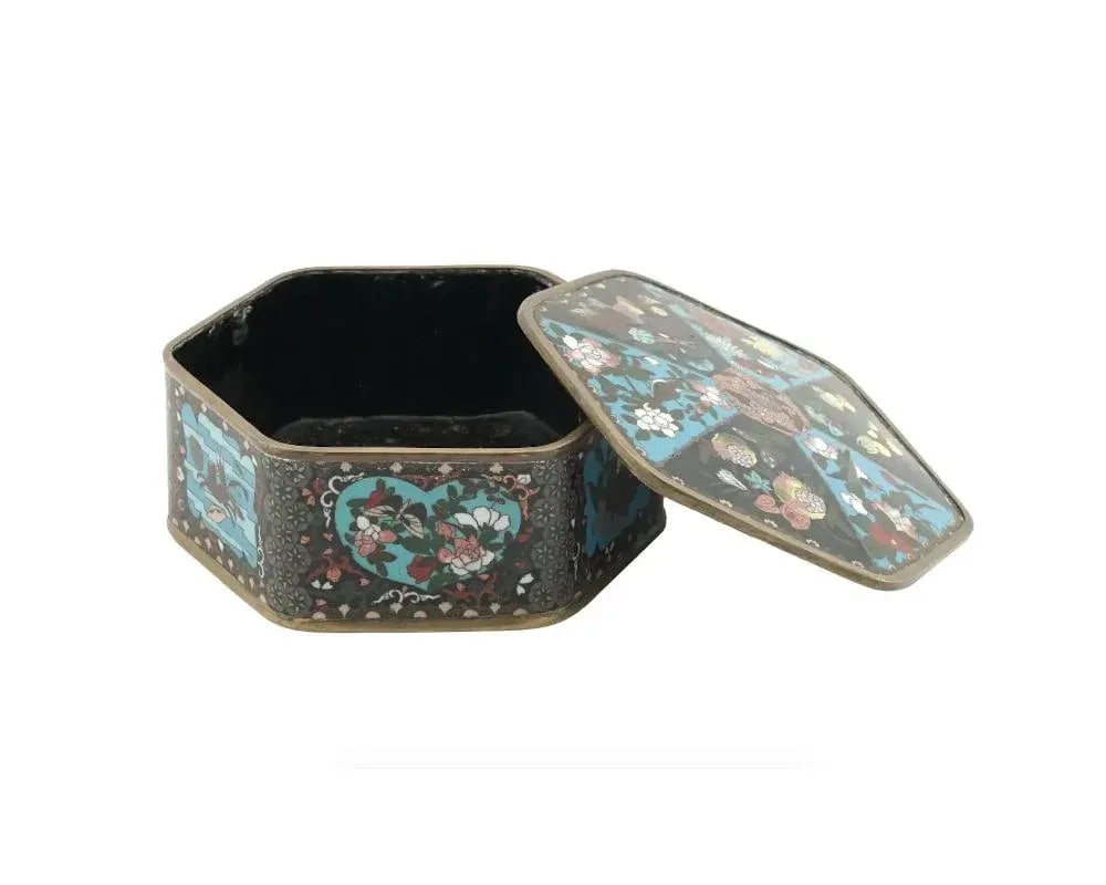 Large Meiji Japanese Cloisonne Enamel Box With Fruits, Sea Life, Birds and Insects - 4