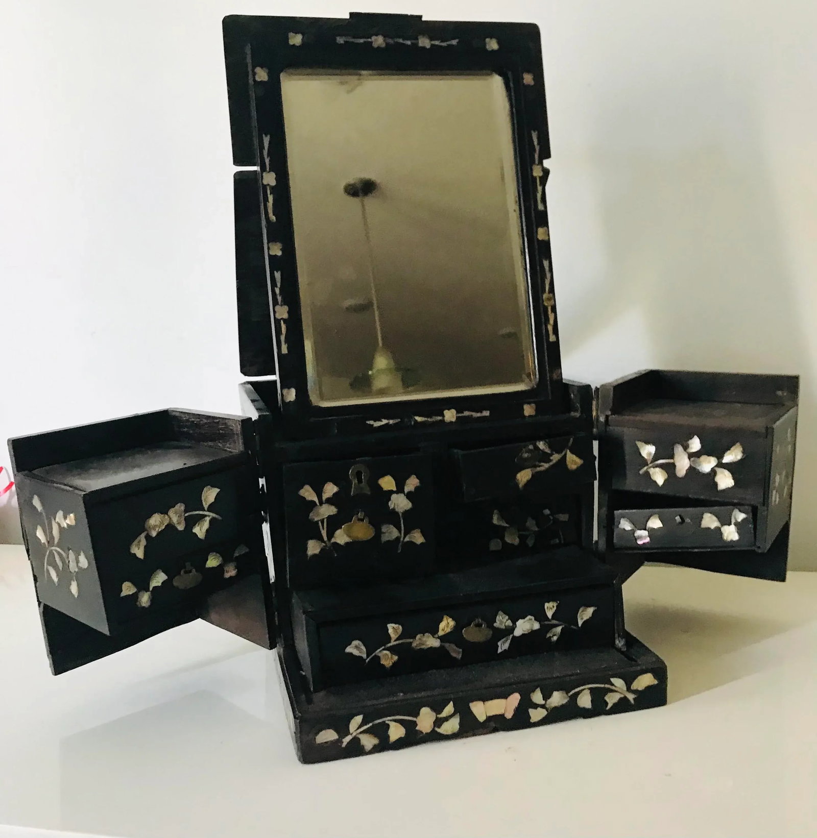 Chinese Qing Dynasty Mother of Pearl Shell Inlay Hardwood Jewelry Box With Shell - 2