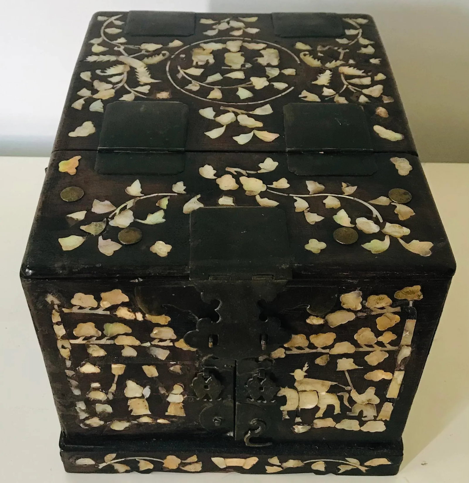 Chinese Qing Dynasty Mother of Pearl Shell Inlay Hardwood Jewelry Box With Shell - 3