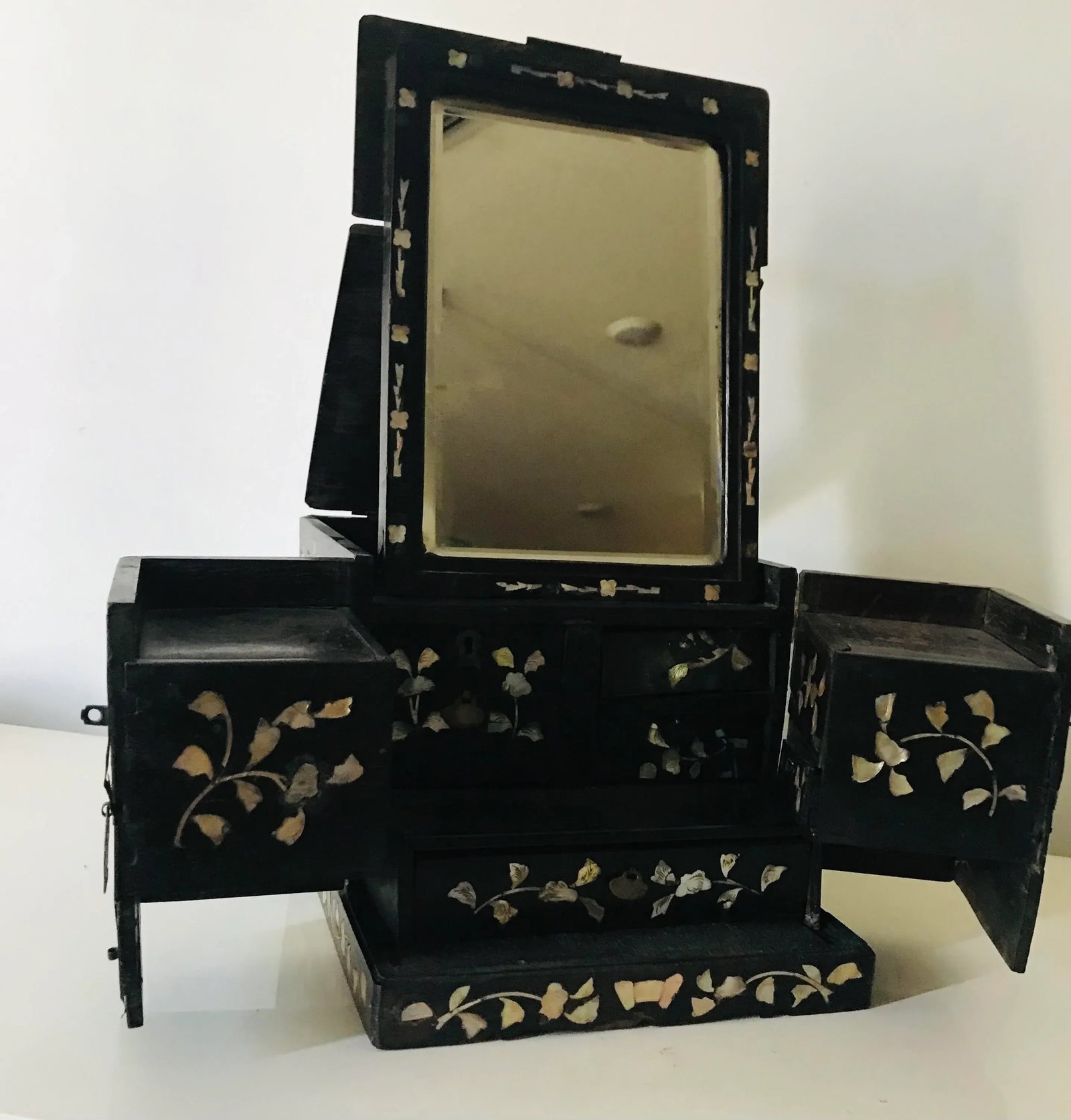 Chinese Qing Dynasty Mother of Pearl Shell Inlay Hardwood Jewelry Box With Shell - 6