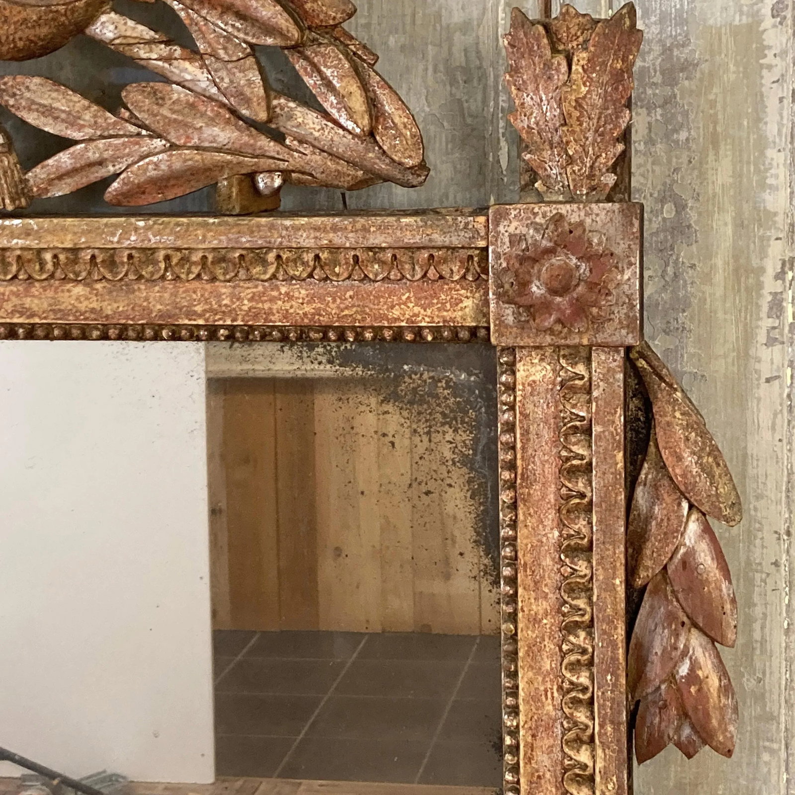 French 1790s Louis XVI Giltwood Wall Mirror with Carved Gardening Crest - 10