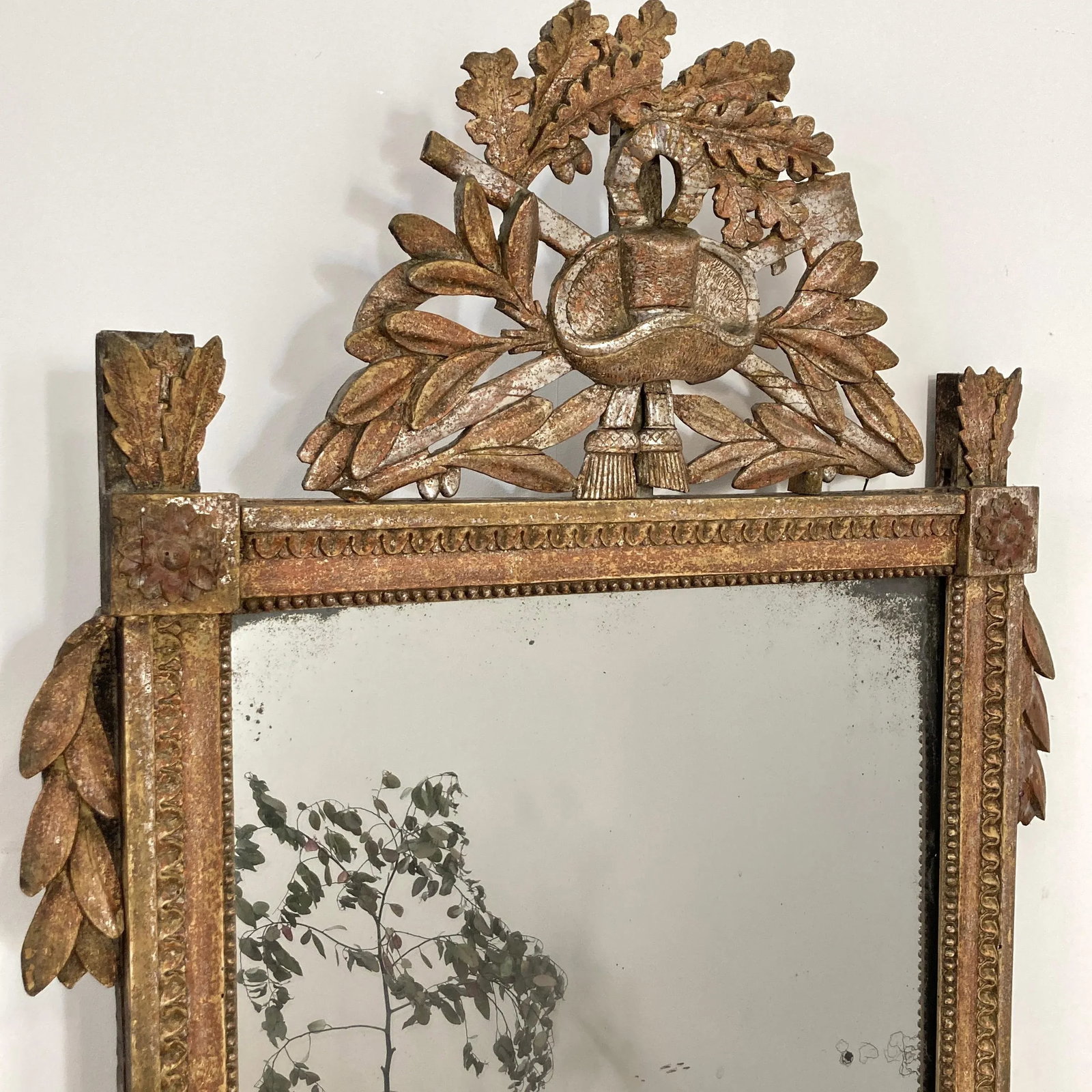 French 1790s Louis XVI Giltwood Wall Mirror with Carved Gardening Crest - 3