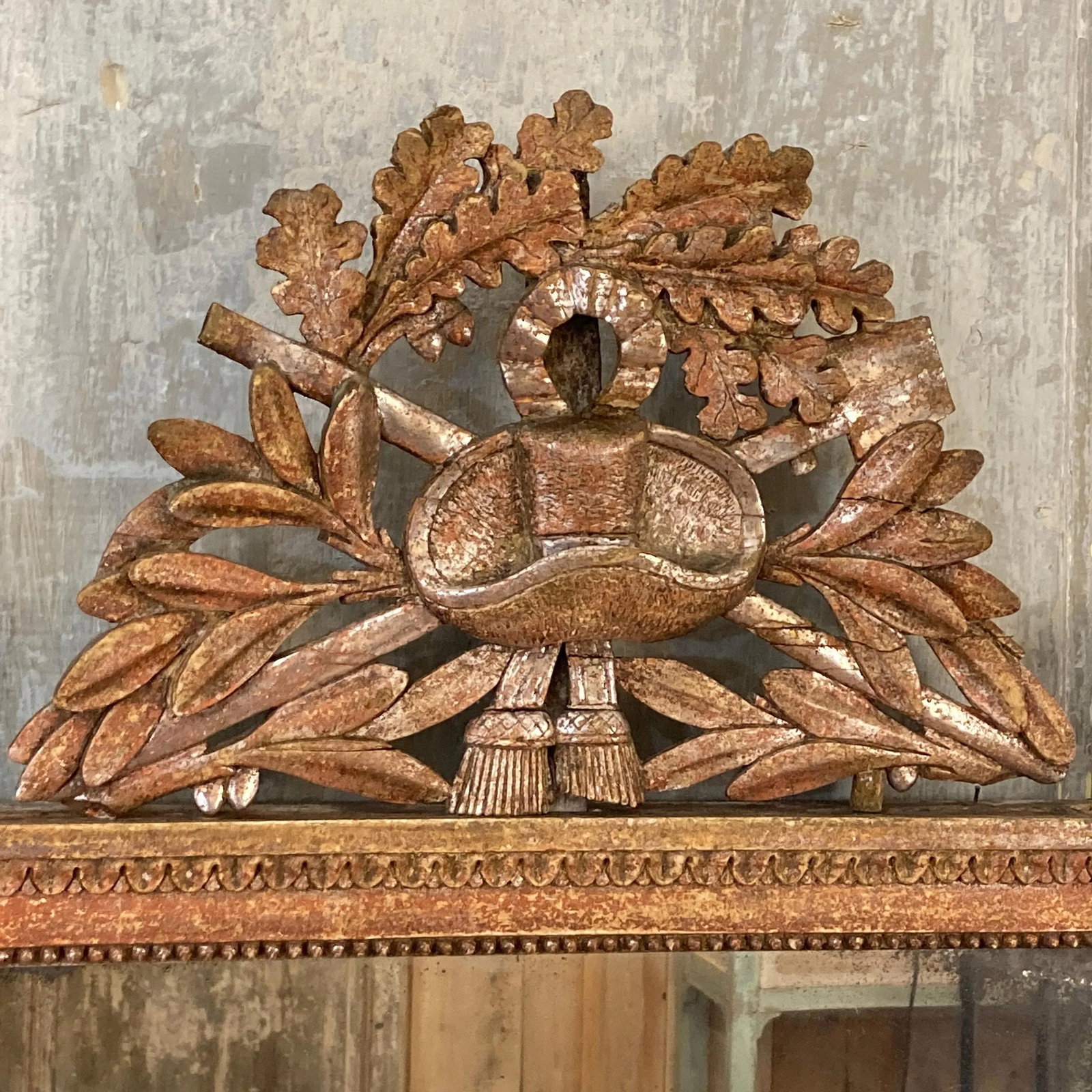 French 1790s Louis XVI Giltwood Wall Mirror with Carved Gardening Crest - 7