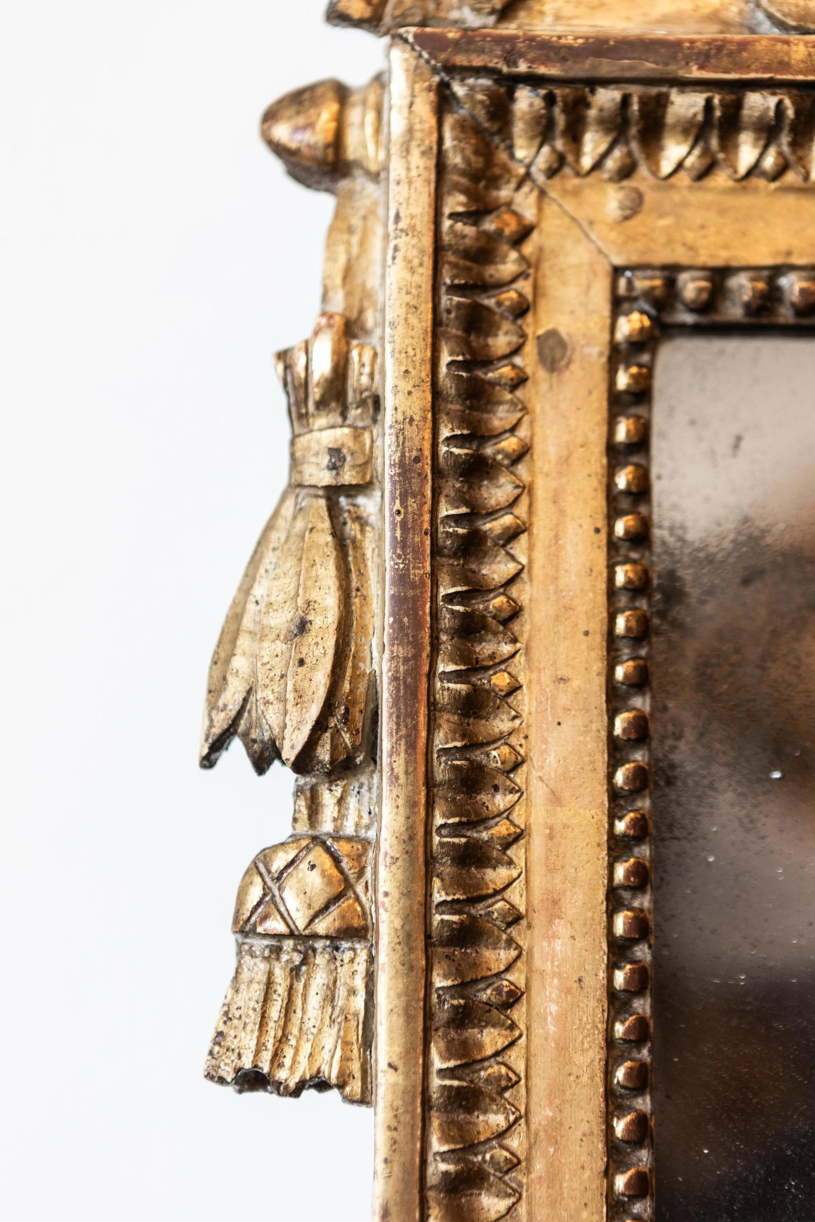 French Louis XVI Period 1790s Giltwood Mirror with Carved Bird and Flags - 2