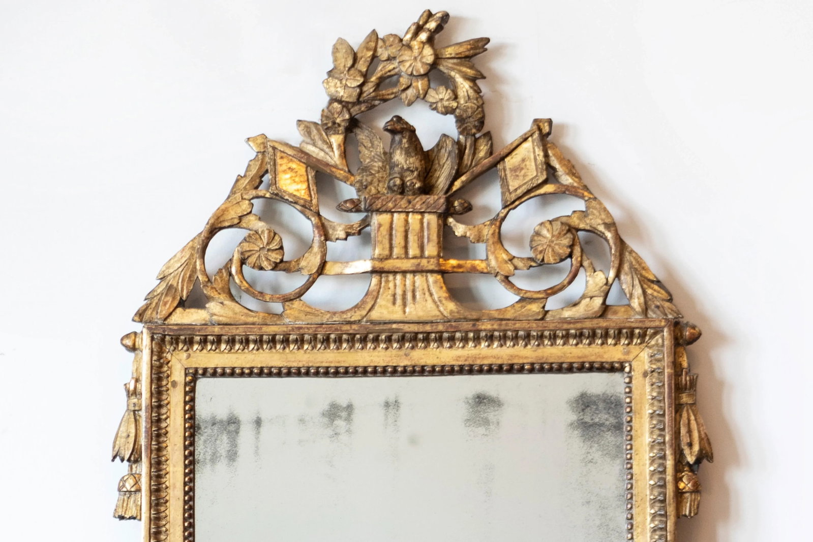French Louis XVI Period 1790s Giltwood Mirror with Carved Bird and Flags - 4