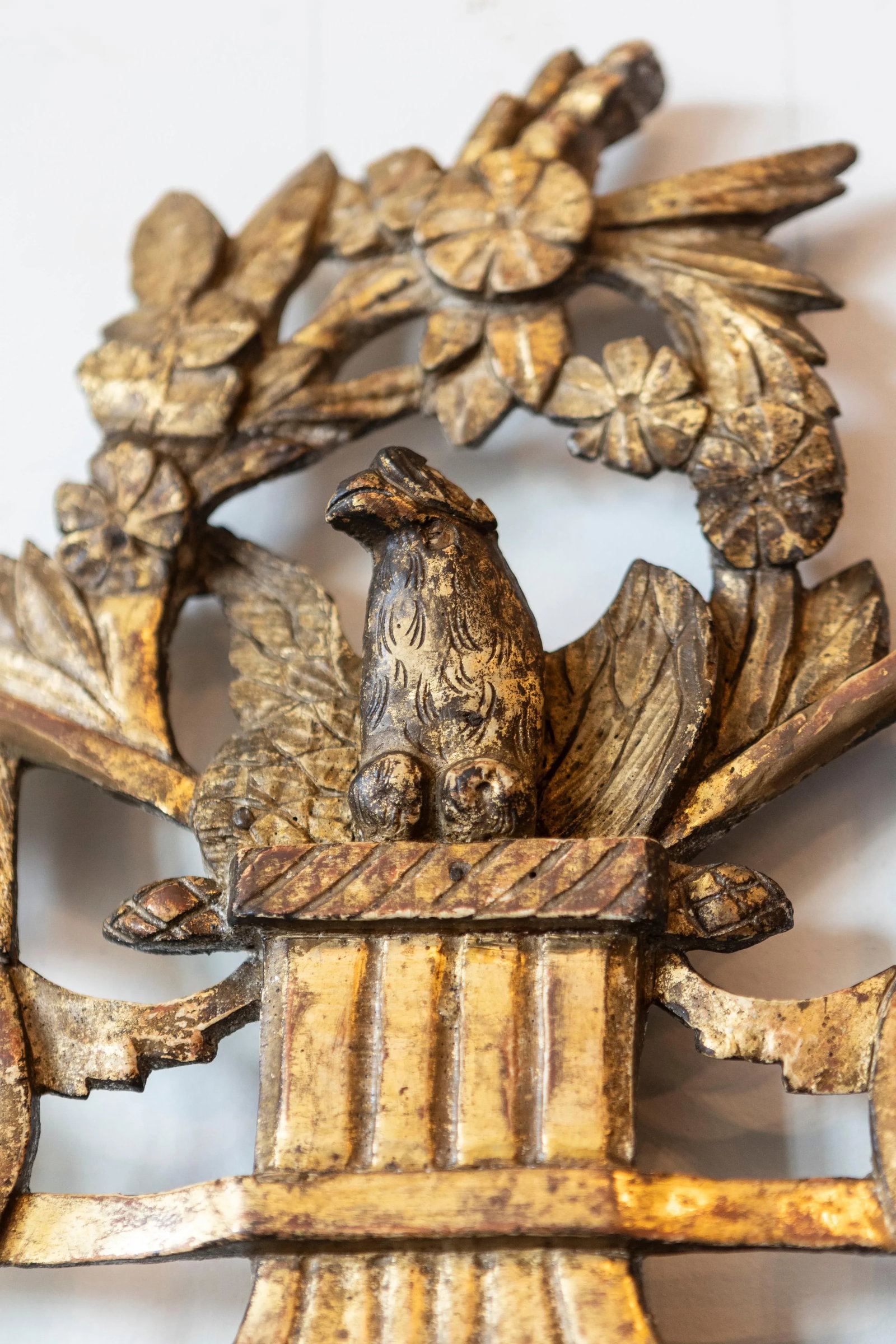 French Louis XVI Period 1790s Giltwood Mirror with Carved Bird and Flags - 5