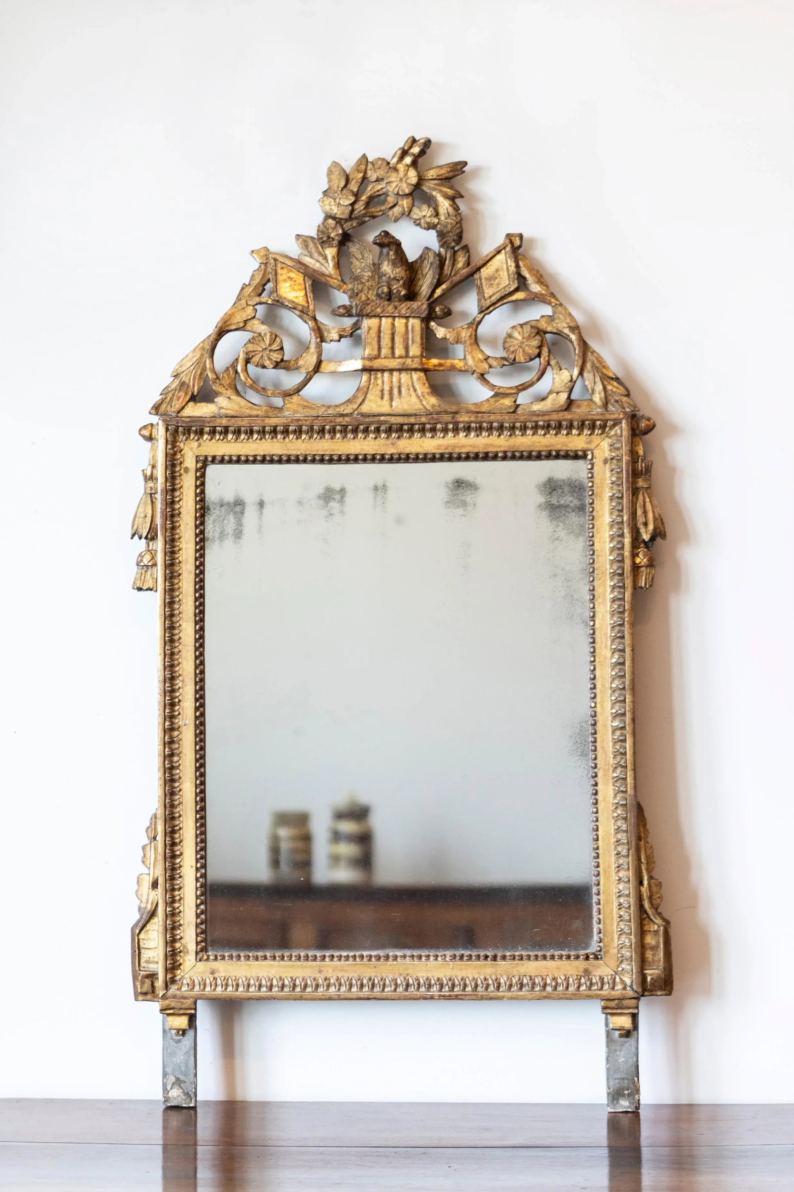 French Louis XVI Period 1790s Giltwood Mirror with Carved Bird and Flags - 6