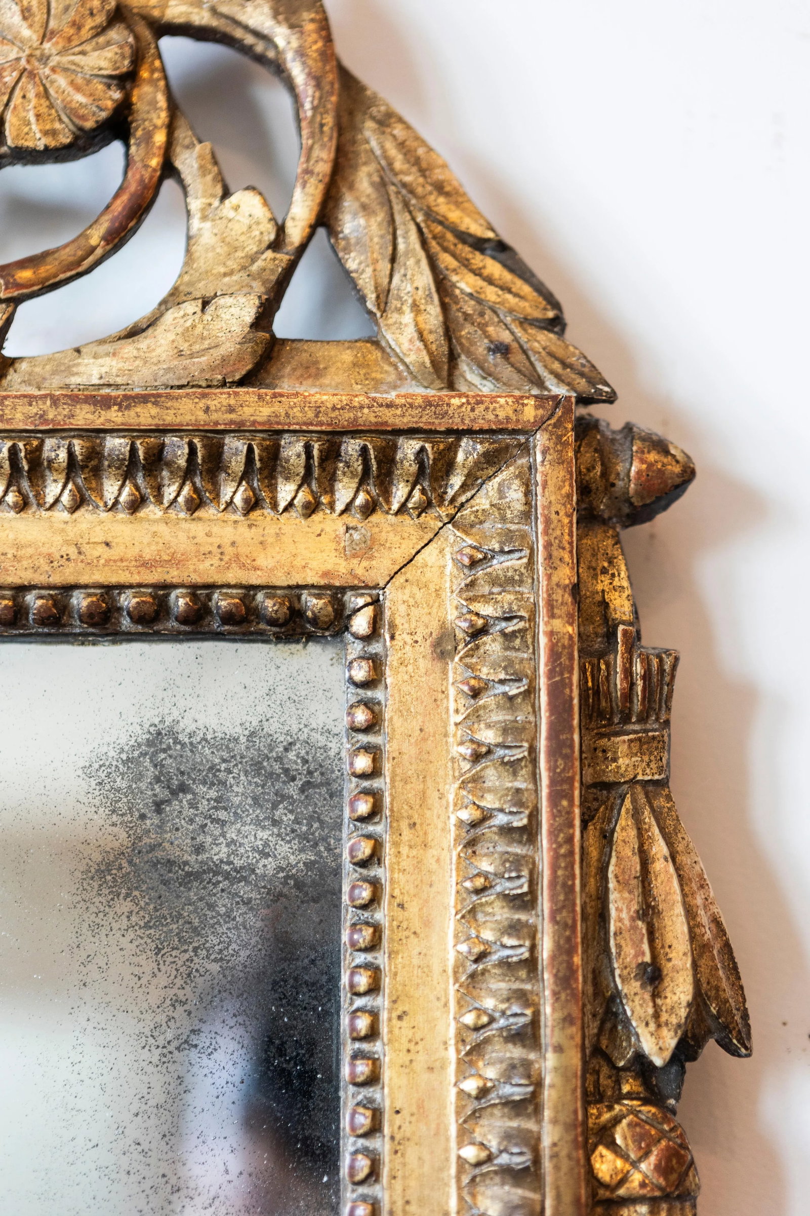French Louis XVI Period 1790s Giltwood Mirror with Carved Bird and Flags - 7