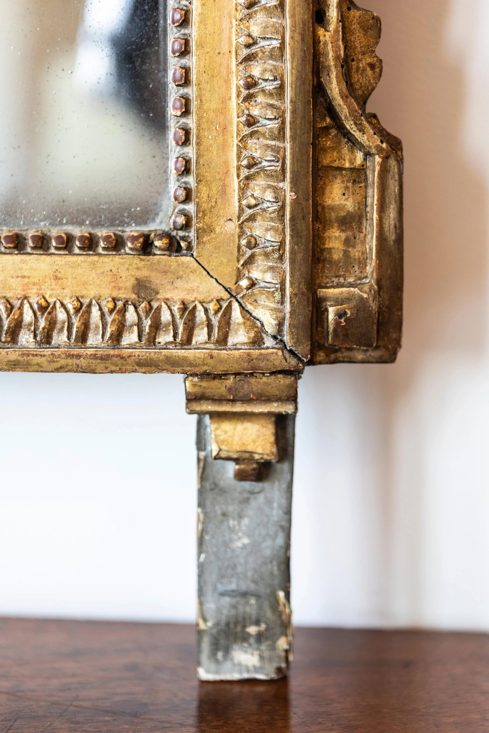 French Louis XVI Period 1790s Giltwood Mirror with Carved Bird and Flags - 8