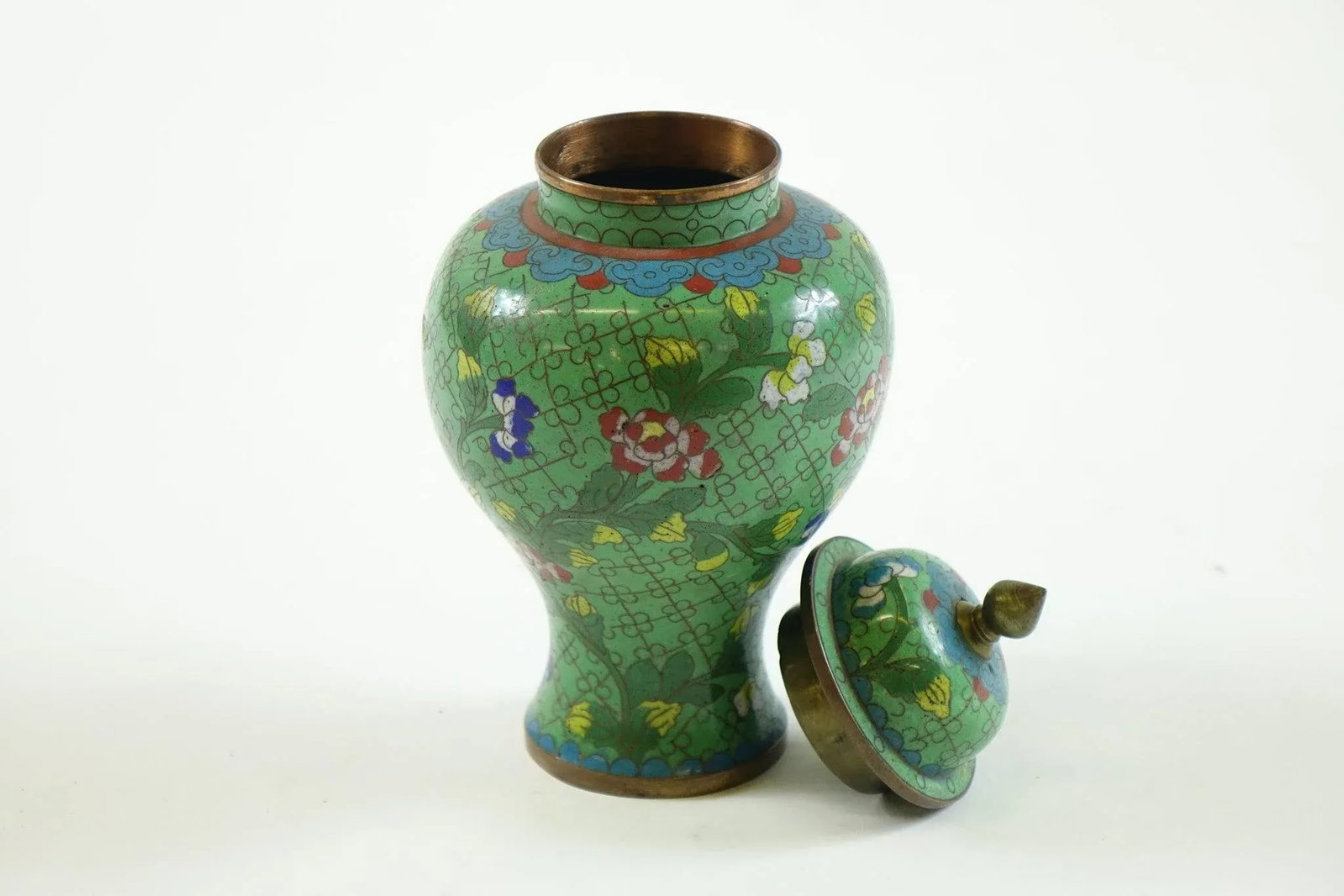 Early 20th Century Chinese Cloisonne Vase with Top - 2