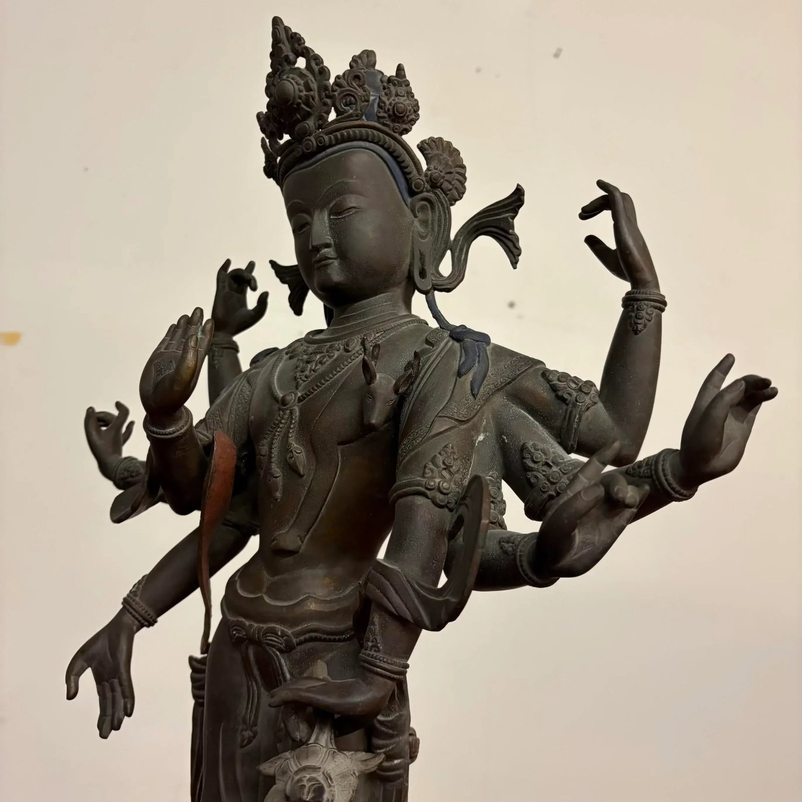 Bronze Eight-Armed Bodhisattva Statue From Nepal - 3