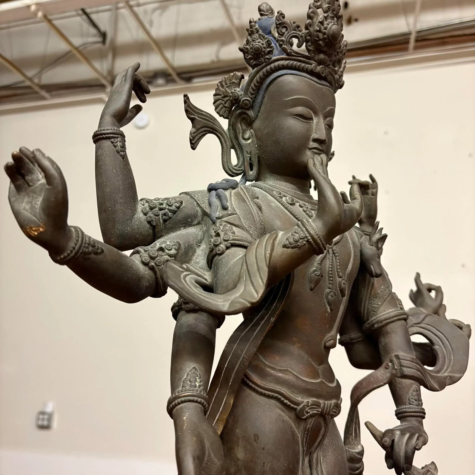 Bronze Eight-Armed Bodhisattva Statue From Nepal - 4