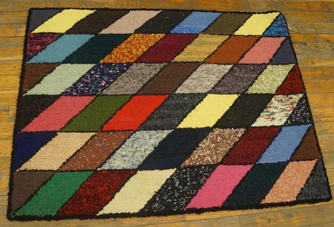 Superb Light and Vibrant Color With Symmetrical Design Vintage American Hooked Rug - 2