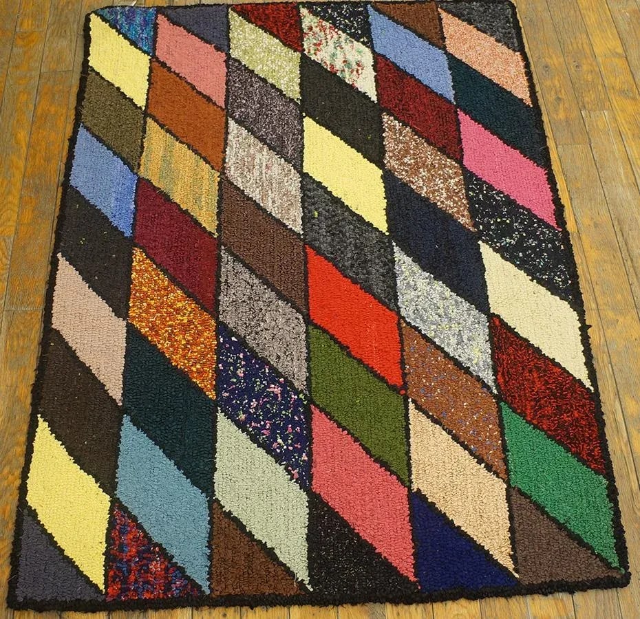 Superb Light and Vibrant Color With Symmetrical Design Vintage American Hooked Rug - 3