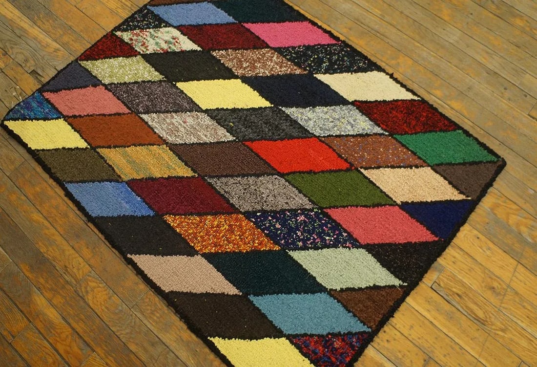 Superb Light and Vibrant Color With Symmetrical Design Vintage American Hooked Rug - 4