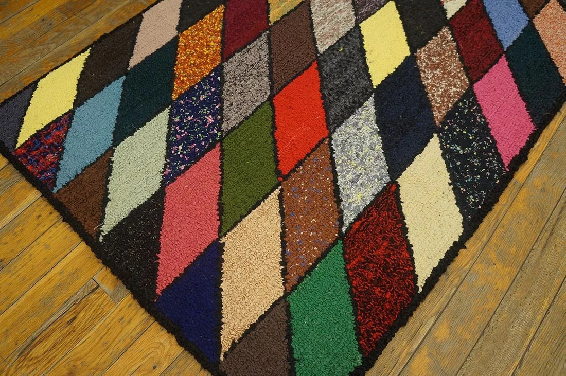 Superb Light and Vibrant Color With Symmetrical Design Vintage American Hooked Rug - 5