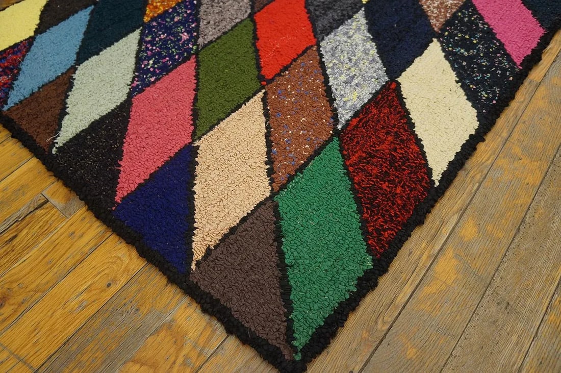 Superb Light and Vibrant Color With Symmetrical Design Vintage American Hooked Rug - 6