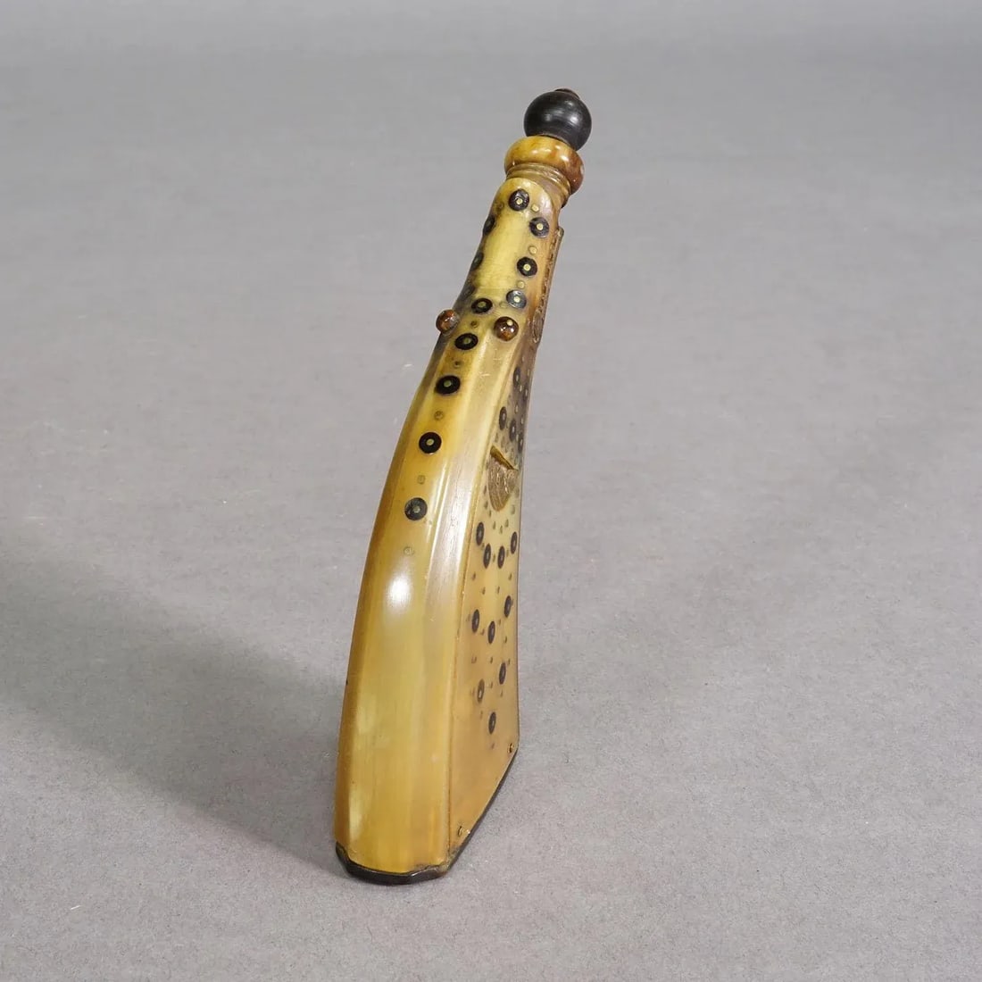 Antique Powder Flask Made of Horn With Decorations, Germany 19th Century - 4