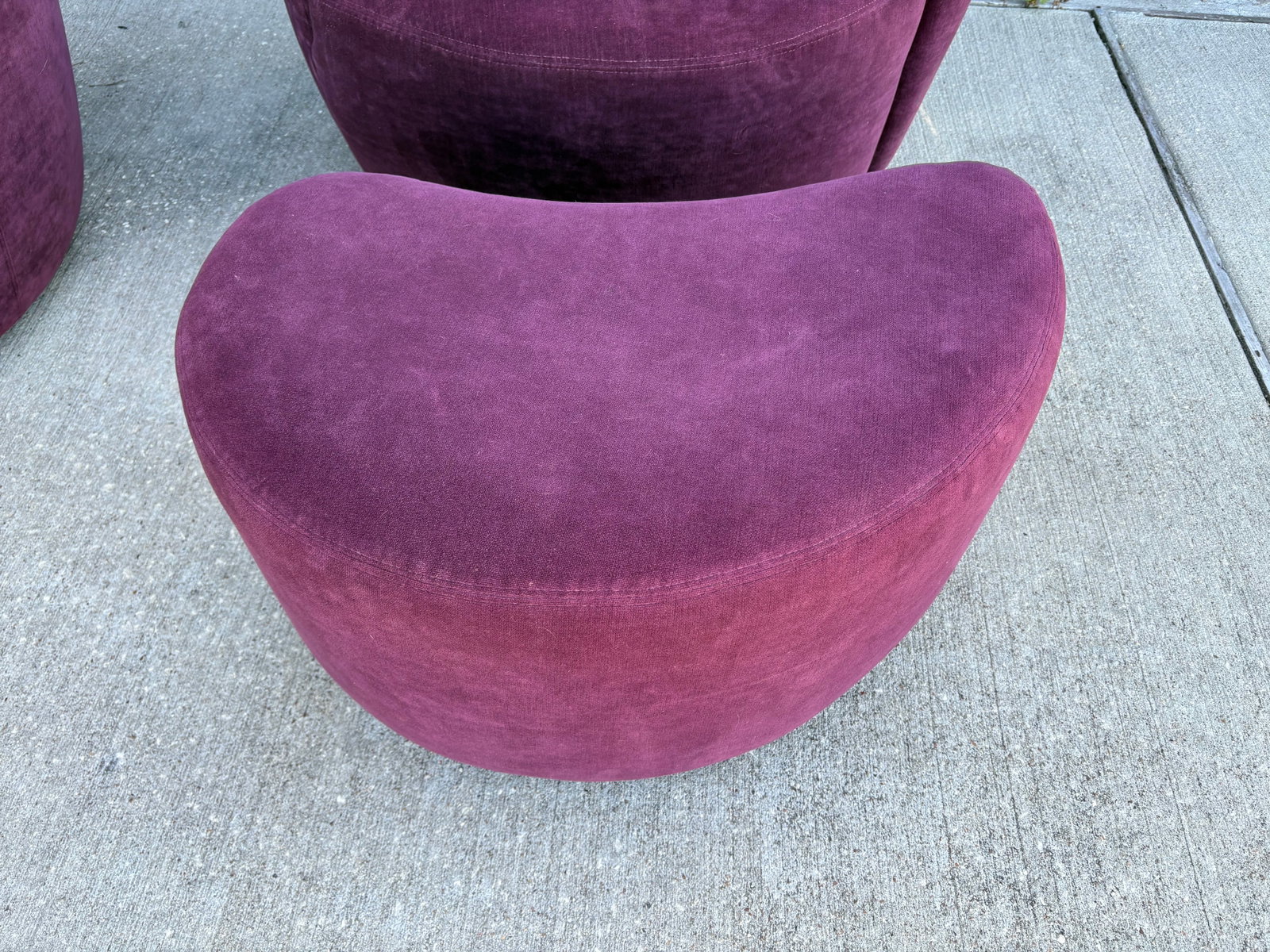 1980s Pair of Vladimir Kagan Nautilus Chairs and Ottomans - 4