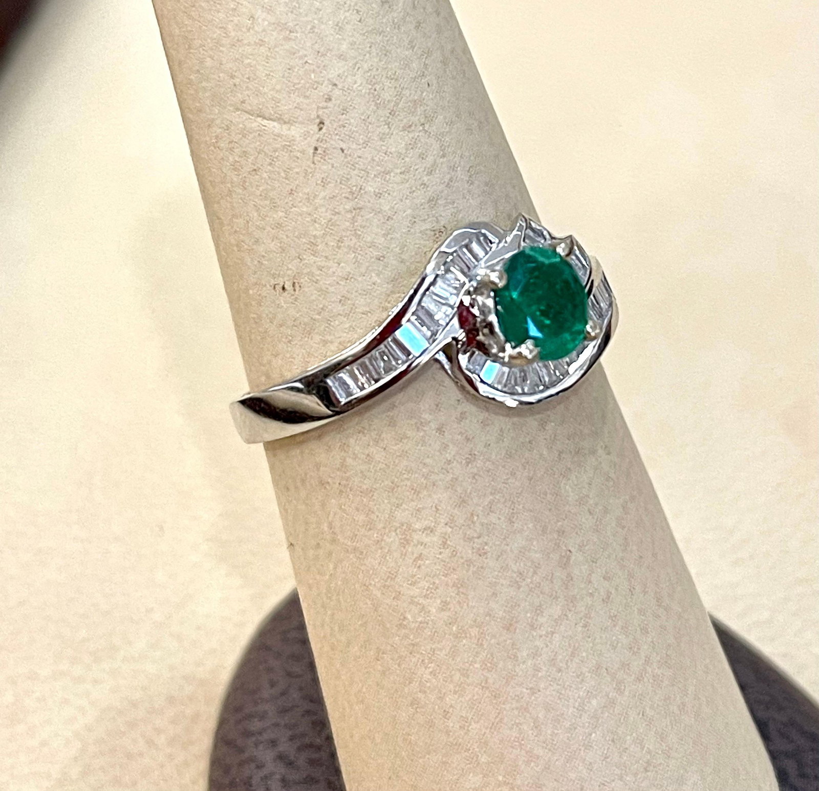 Natural Brazilian Emerald & Diamond Ring 18 Karat White Gold - 18