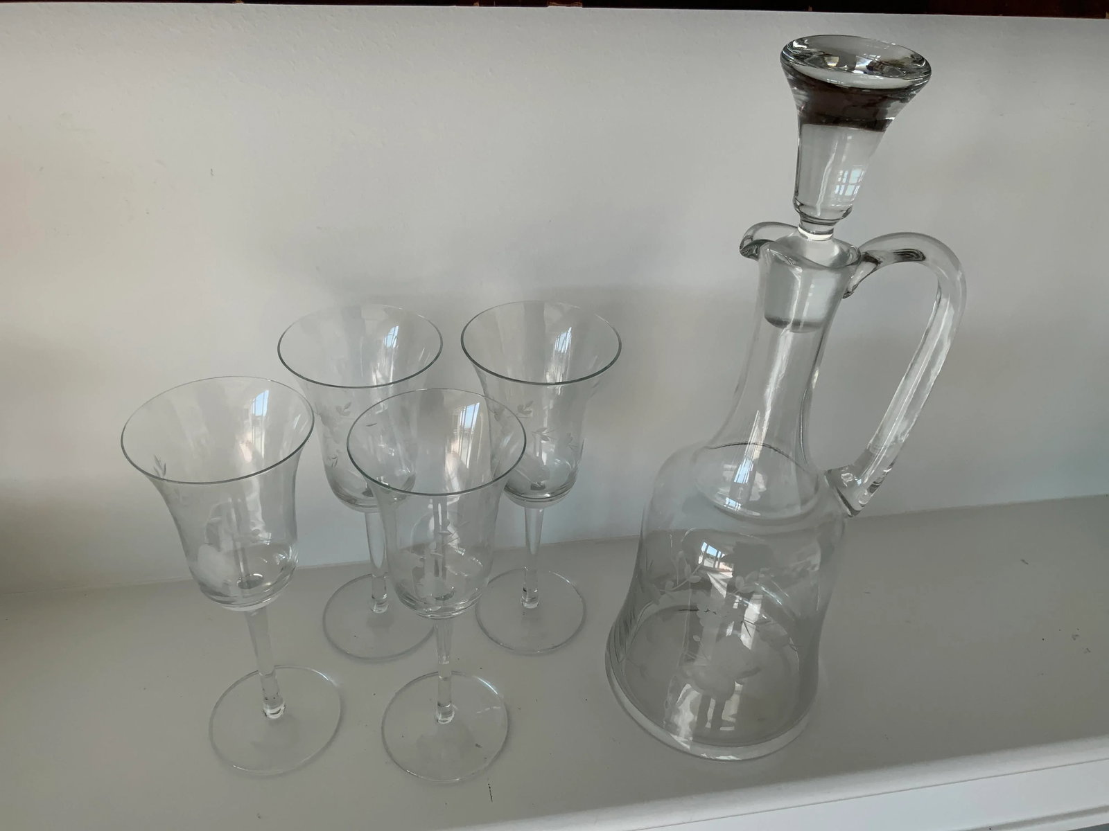 Vintage Etched Glass Decanter & Set of 4 Wineglasses Featuring Butterfly and Grapevine Motif - 10