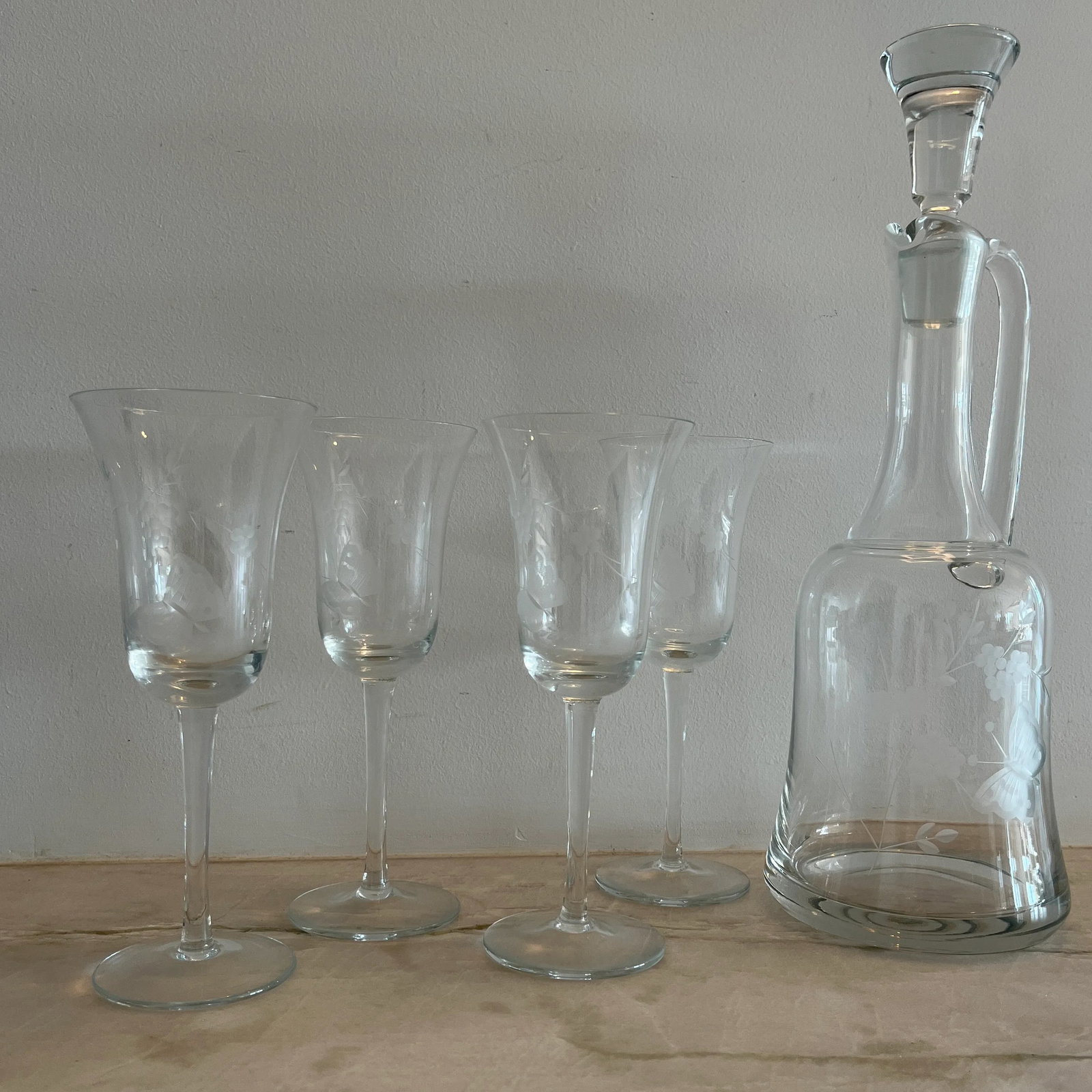 Vintage Etched Glass Decanter & Set of 4 Wineglasses Featuring Butterfly and Grapevine Motif - 11