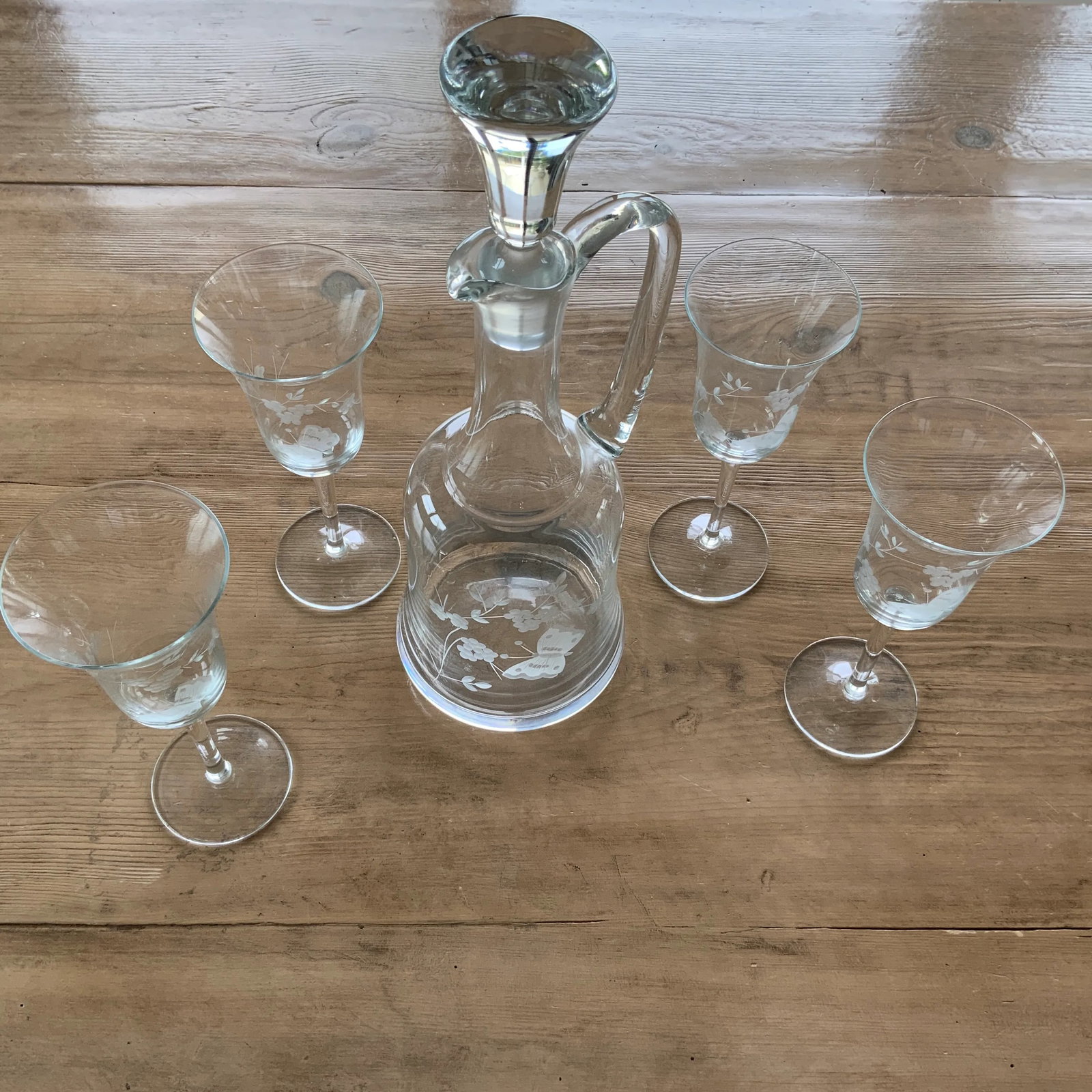 Vintage Etched Glass Decanter & Set of 4 Wineglasses Featuring Butterfly and Grapevine Motif - 2