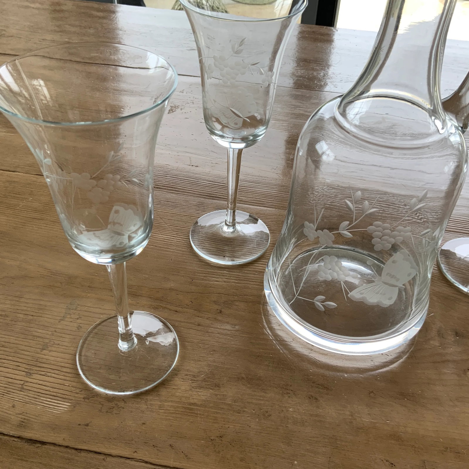 Vintage Etched Glass Decanter & Set of 4 Wineglasses Featuring Butterfly and Grapevine Motif - 3