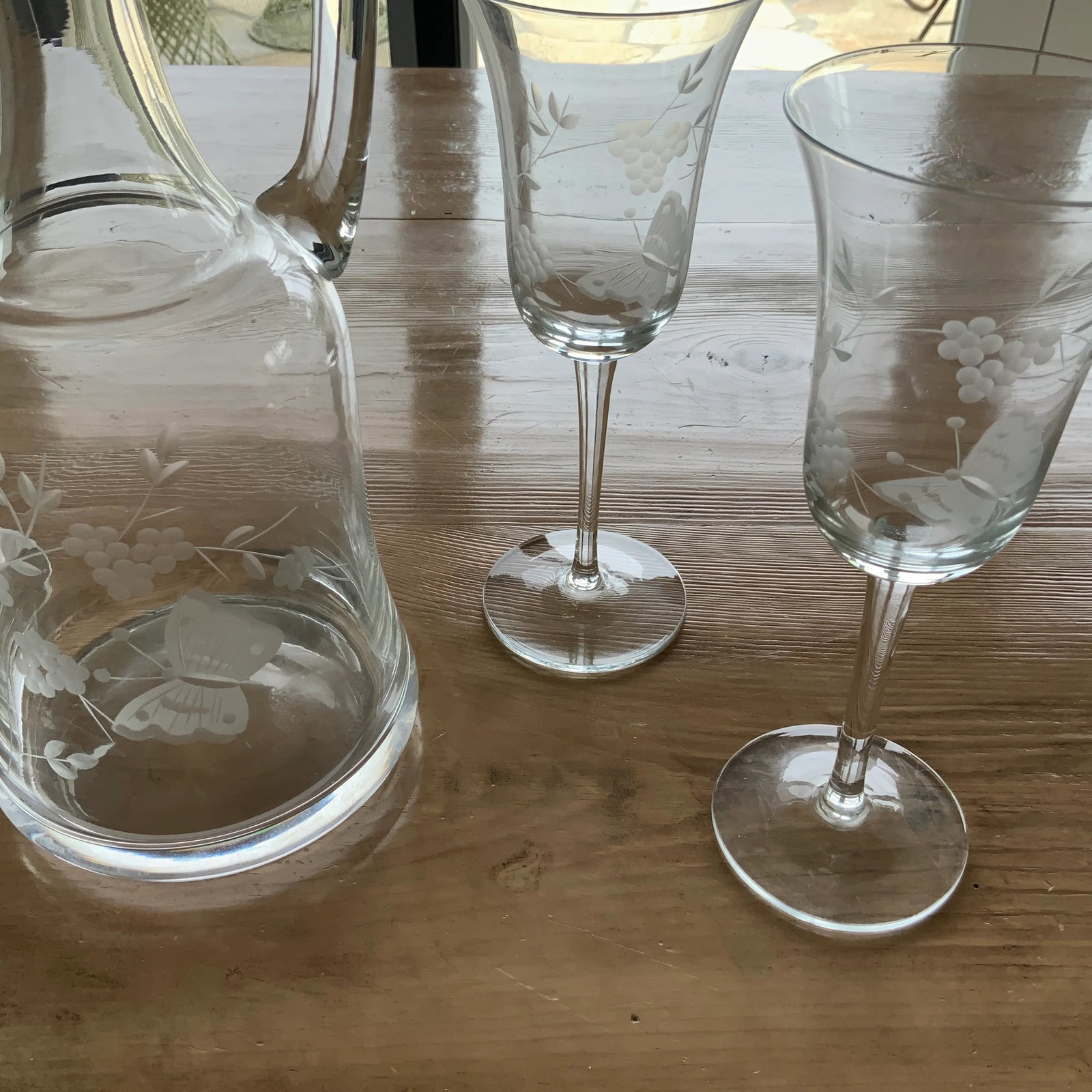Vintage Etched Glass Decanter & Set of 4 Wineglasses Featuring Butterfly and Grapevine Motif - 4