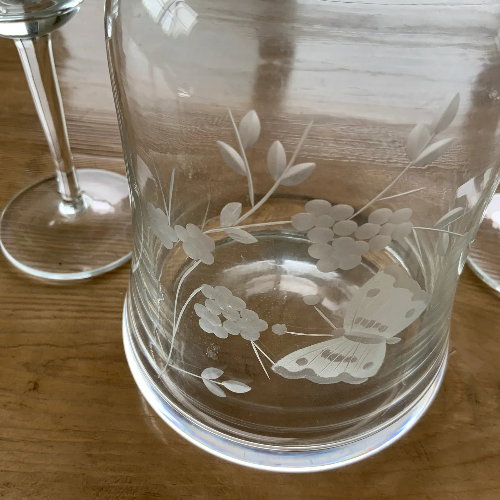 Vintage Etched Glass Decanter & Set of 4 Wineglasses Featuring Butterfly and Grapevine Motif - 5