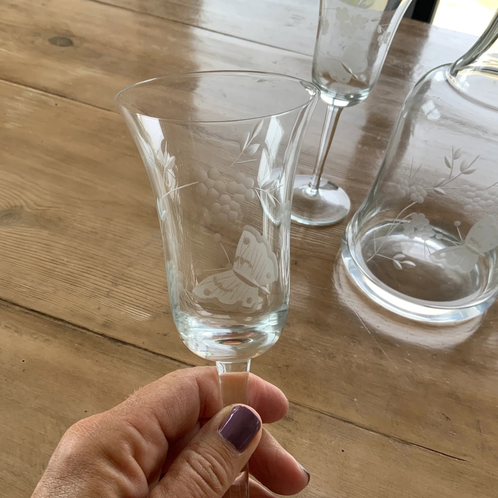 Vintage Etched Glass Decanter & Set of 4 Wineglasses Featuring Butterfly and Grapevine Motif - 6