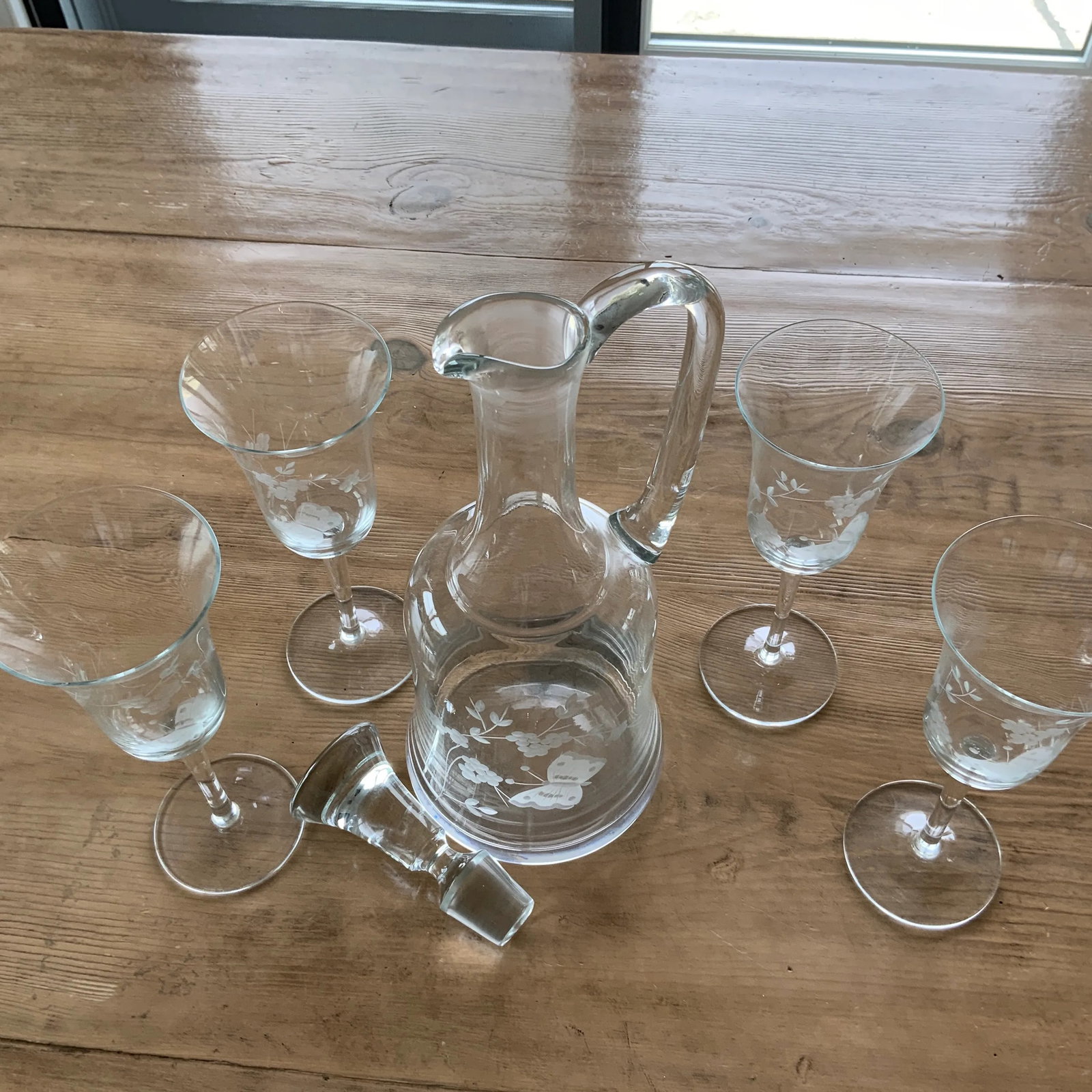 Vintage Etched Glass Decanter & Set of 4 Wineglasses Featuring Butterfly and Grapevine Motif - 7
