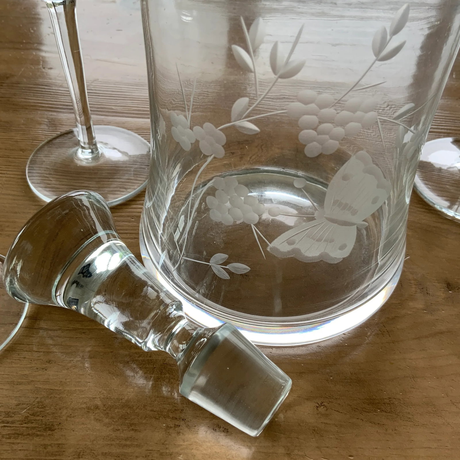 Vintage Etched Glass Decanter & Set of 4 Wineglasses Featuring Butterfly and Grapevine Motif - 8