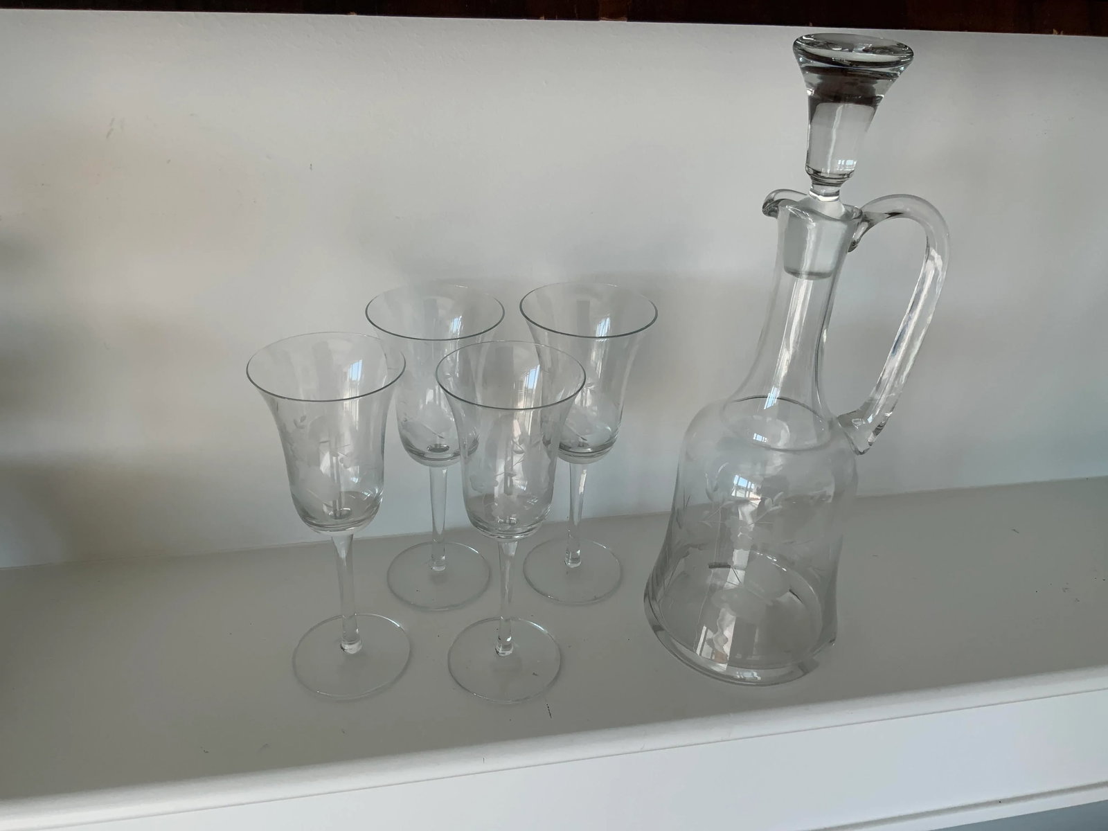 Vintage Etched Glass Decanter & Set of 4 Wineglasses Featuring Butterfly and Grapevine Motif - 9