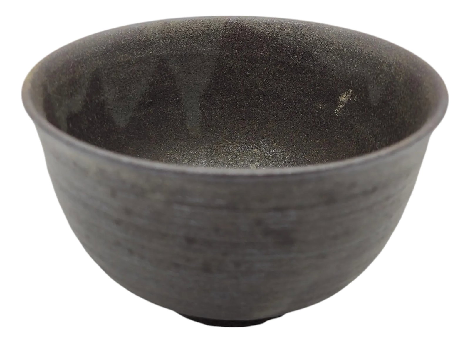 Late 20th Century Japanese Studio Pottery Tenmoku Tea Bowl / Chawan: Wheel-thrown studio pottery tea bowl featuring a dark brown to charcoal tenmoku-style glaze with subtle olive undertones and visible throwing rings. The bowl has an organic asymmetrical form with a ca