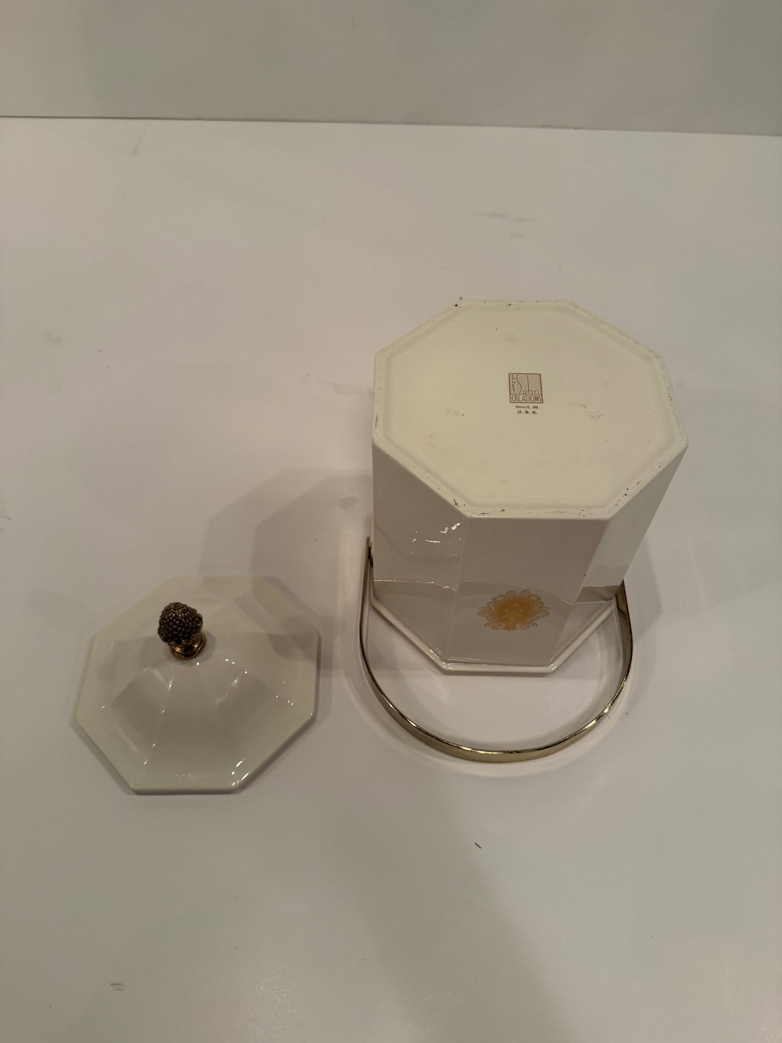 1960s Ceramic Porcelain Ice Bucket With Crest by Ernest John - 11