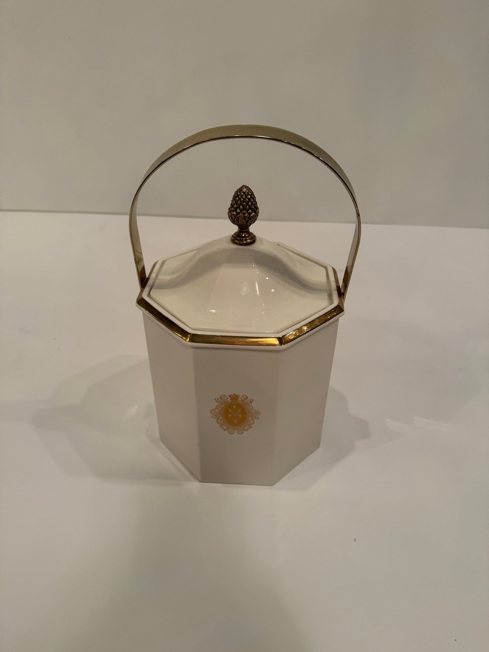 1960s Ceramic Porcelain Ice Bucket With Crest by Ernest John - 5