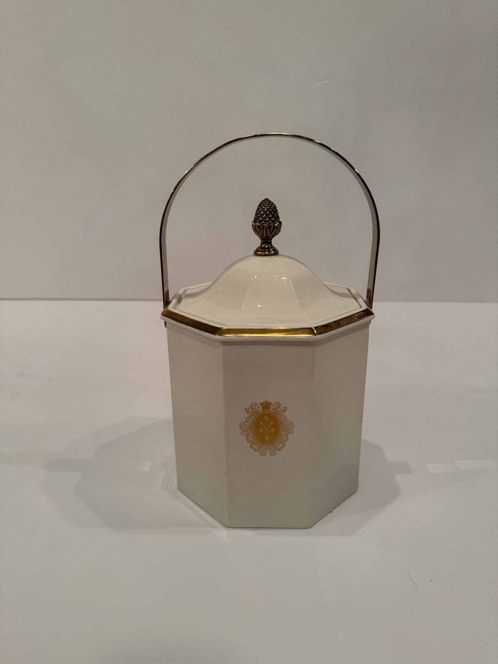 1960s Ceramic Porcelain Ice Bucket With Crest by Ernest John - 6