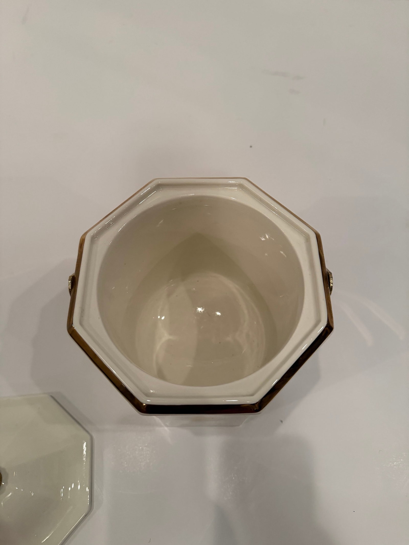 1960s Ceramic Porcelain Ice Bucket With Crest by Ernest John - 7